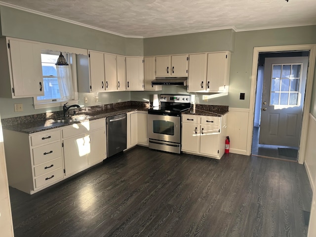 kitchen with white cabinetry, stainless steel appliances, dark hardwood / wood-style floors, a textured ceiling, and ornamental molding