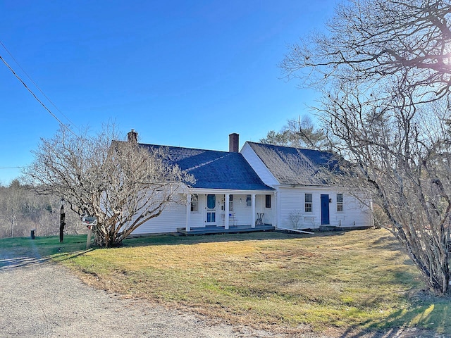 view of front facade featuring covered porch and a front yard