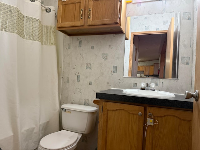 bathroom featuring a shower with curtain, vanity, and toilet