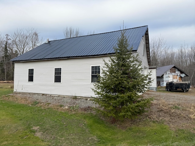 view of side of property featuring a yard