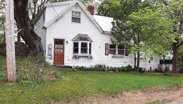 view of front of home featuring a front lawn