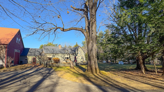 view of front facade featuring a front lawn