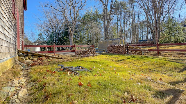 view of yard with an outdoor structure