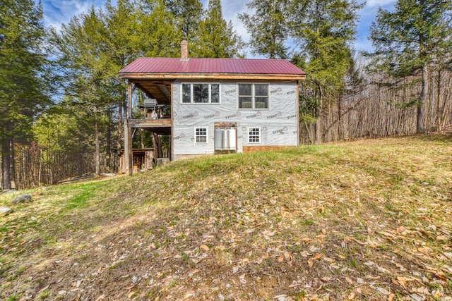 view of front of house with a front lawn