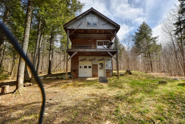 view of front of home featuring a balcony