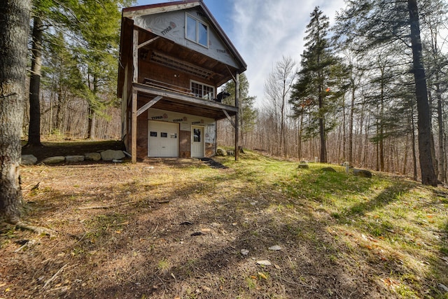 view of yard with a garage