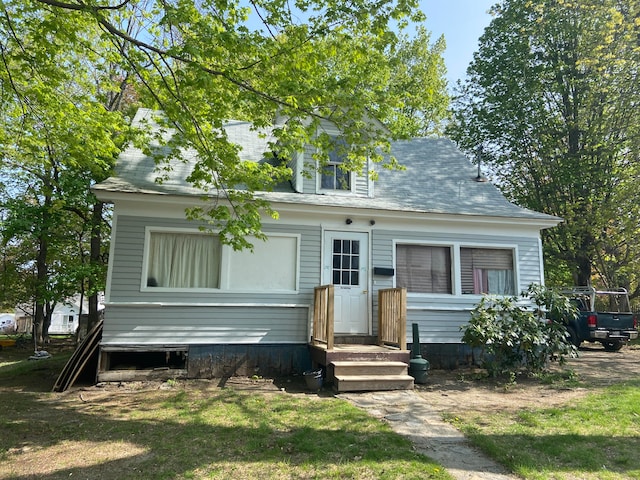 view of front of home featuring a front yard