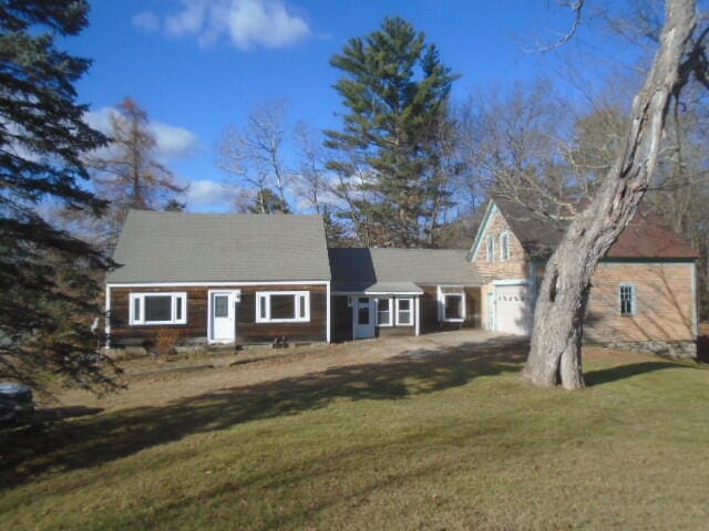 view of front of home featuring a front yard and a garage