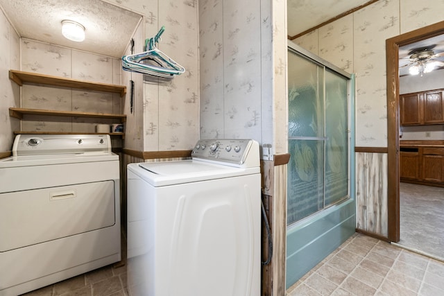 washroom featuring ceiling fan, a textured ceiling, and washing machine and clothes dryer