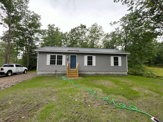 manufactured / mobile home with a front yard