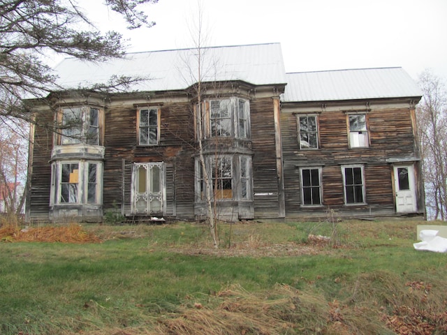 view of front facade featuring a front lawn