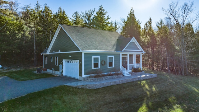 view of front of house featuring a front lawn