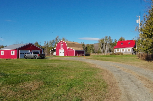 view of yard with an outbuilding