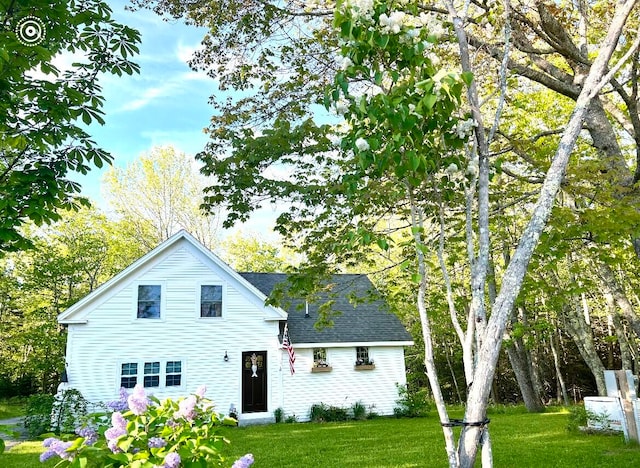 view of front of home featuring a front lawn