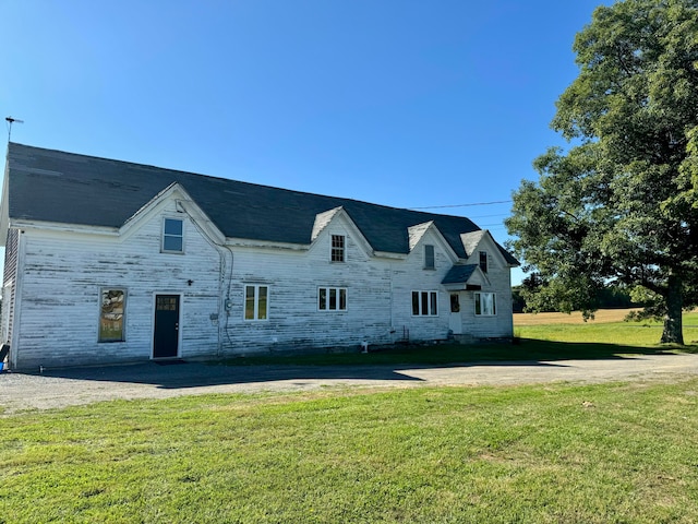 view of front of home featuring a front lawn