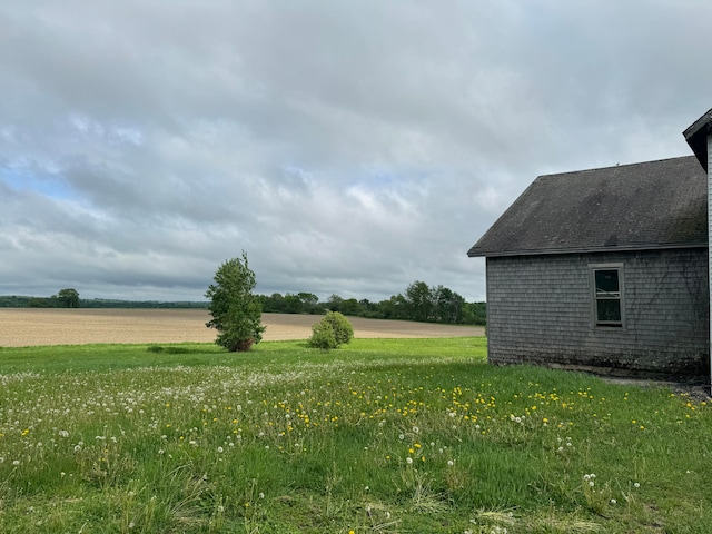 view of yard featuring a rural view