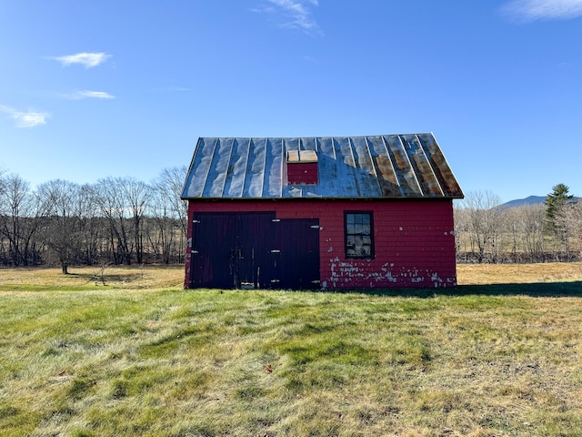 view of outdoor structure featuring a yard