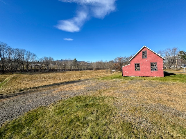 view of yard featuring a rural view