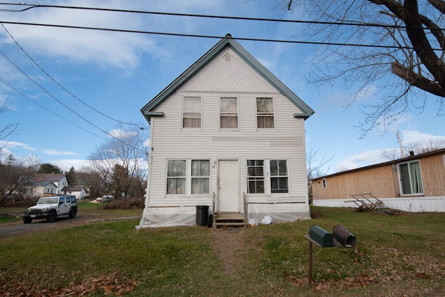 view of front facade featuring a front yard