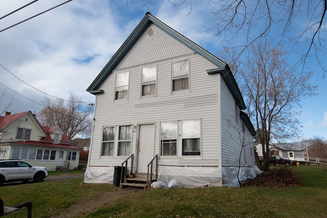 view of front facade with a front lawn