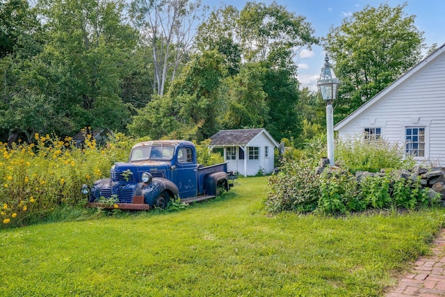 view of yard with an outbuilding