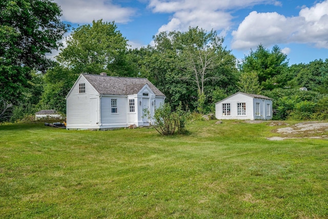 view of yard featuring an outbuilding