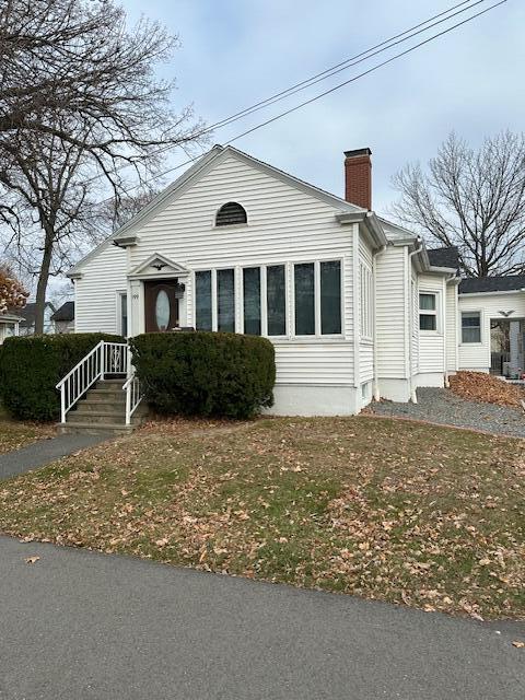 view of front of property featuring a front lawn