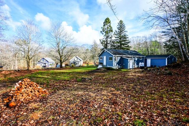 view of yard featuring an outdoor structure