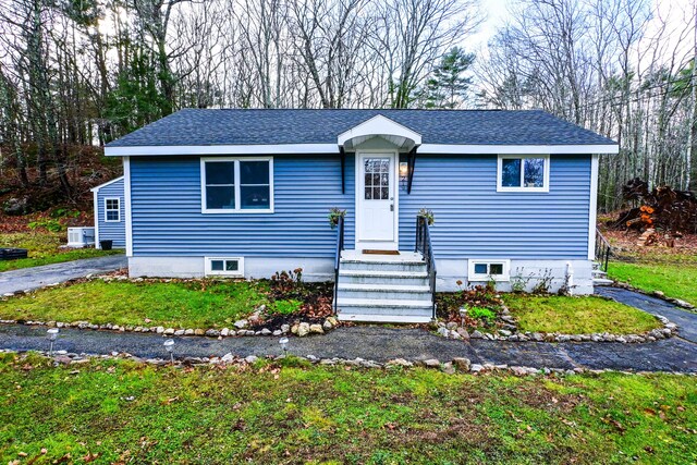 view of front of property featuring a shingled roof