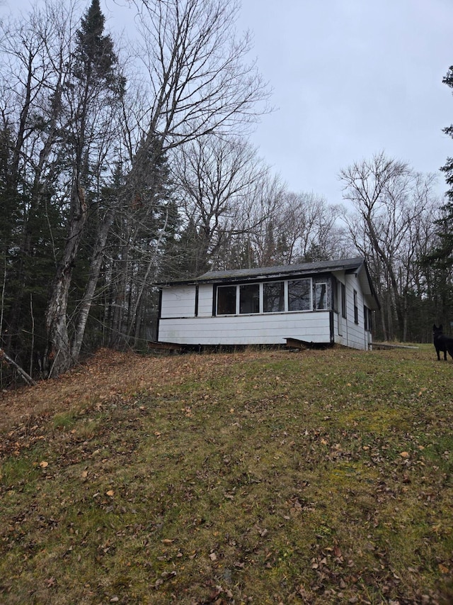 view of front of house featuring a front yard