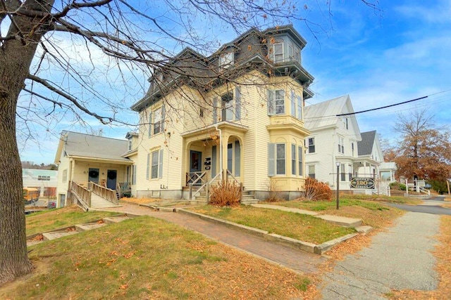 view of front of home featuring a front lawn