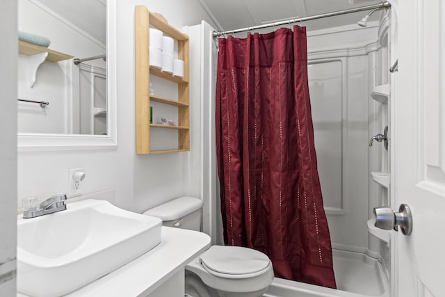 bathroom featuring a shower with shower curtain, toilet, and sink