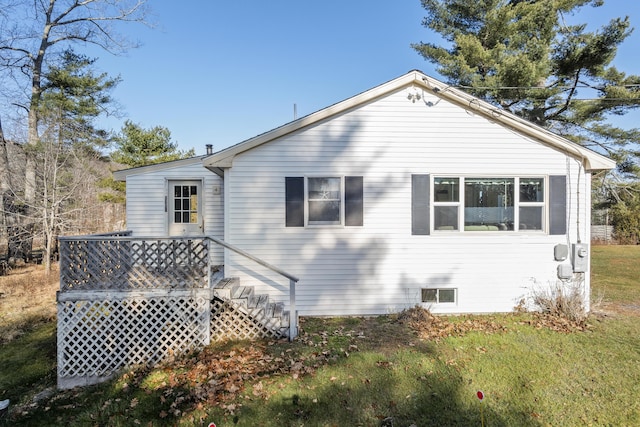 back of house featuring a yard