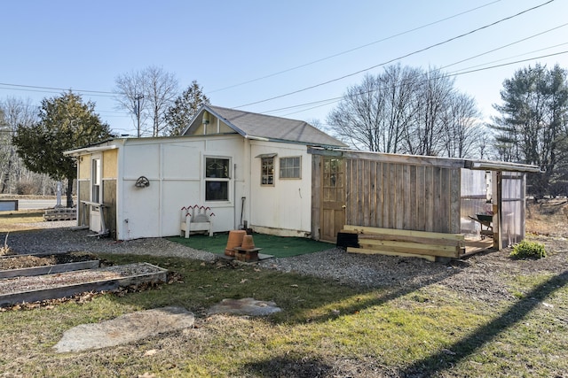 view of outdoor structure featuring a yard