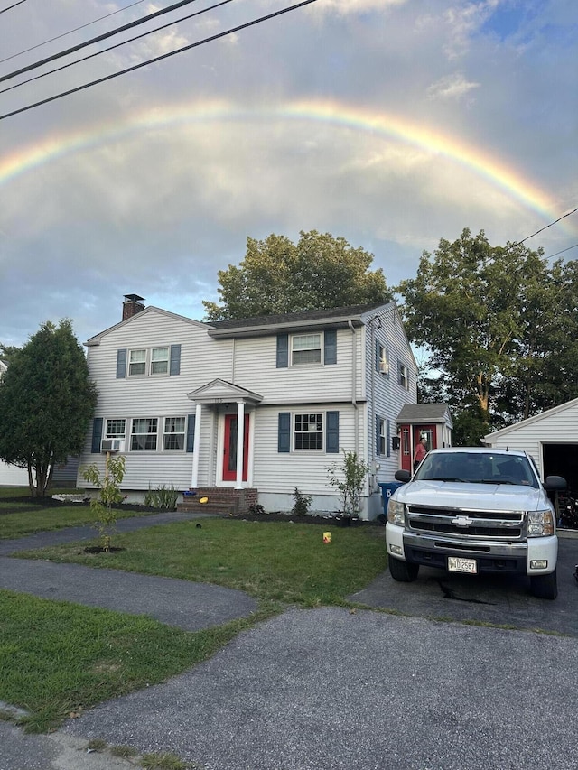 view of front of property featuring a lawn