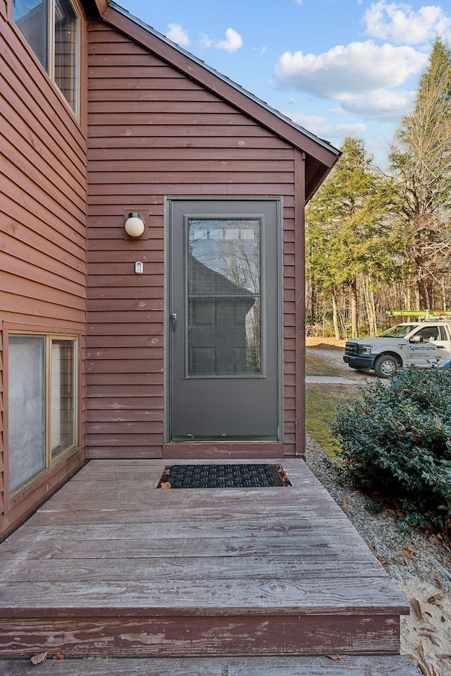 property entrance featuring a deck