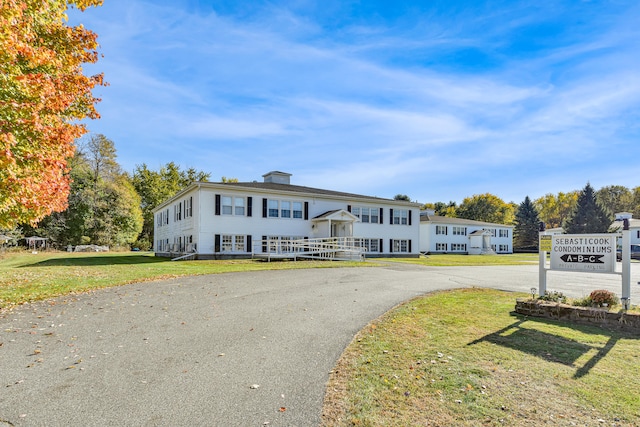 view of front of home featuring a front lawn