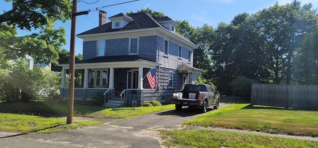 view of front of house with a front lawn