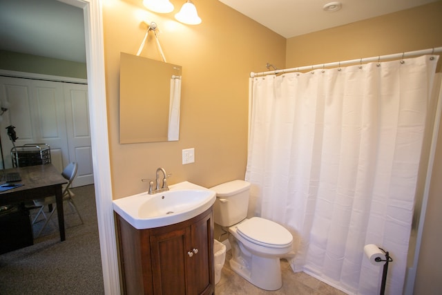 bathroom featuring a shower with curtain, vanity, and toilet