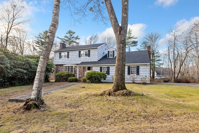 view of front of house featuring a front lawn