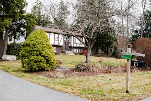 view of front of property featuring a front lawn