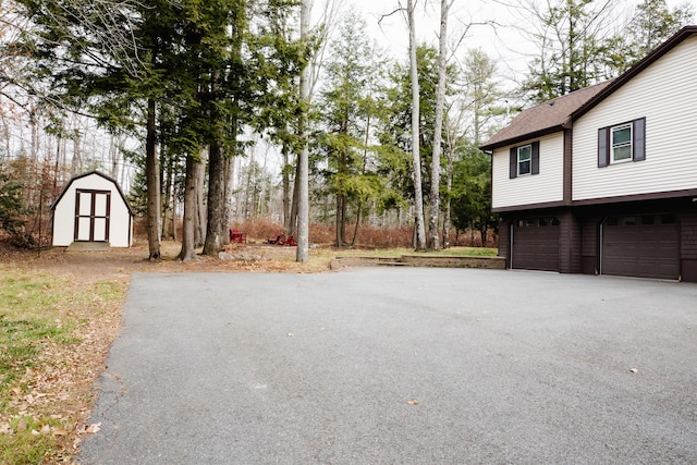 view of yard with a storage unit and a garage