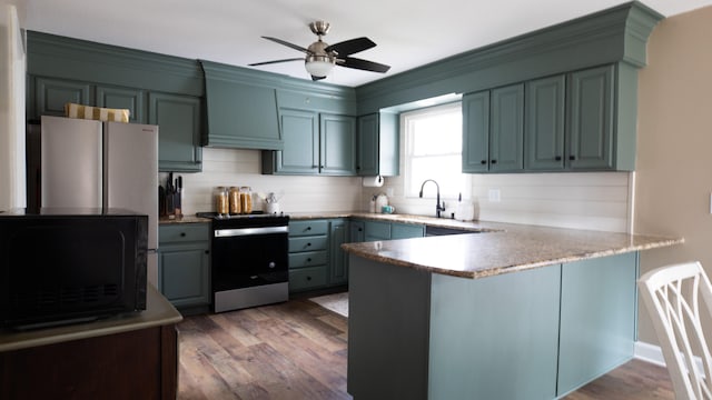 kitchen featuring kitchen peninsula, light wood-type flooring, ceiling fan, and black appliances