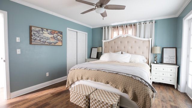 bedroom featuring ceiling fan, dark hardwood / wood-style flooring, crown molding, and a closet