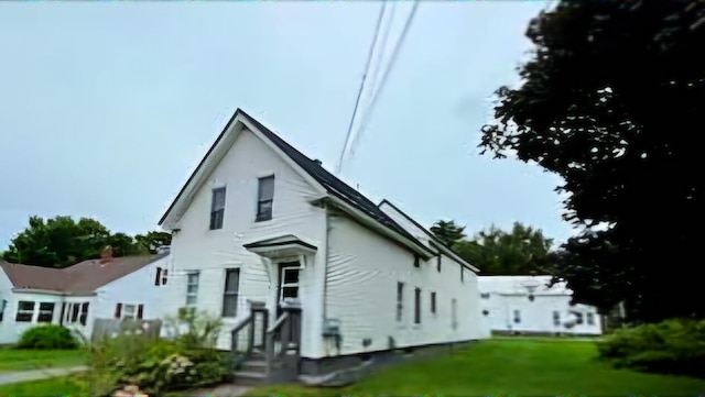 view of front facade featuring a front yard