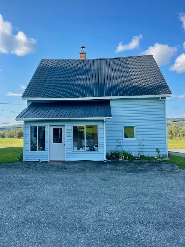 back of house featuring a yard