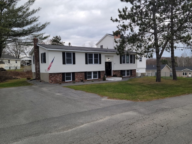 bi-level home featuring a front lawn