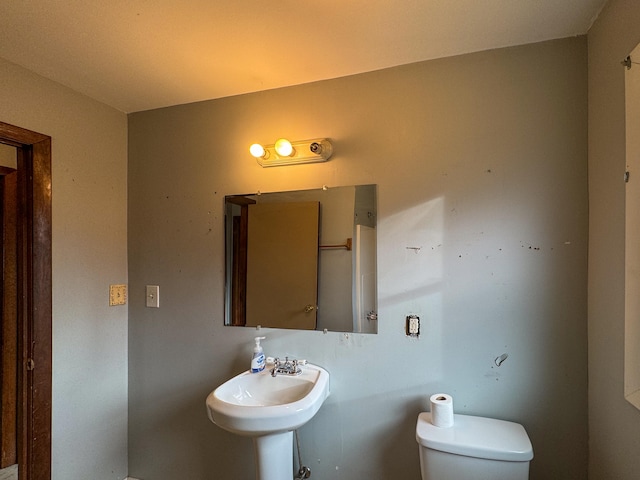 bathroom featuring toilet and sink