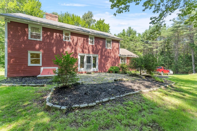 back of house featuring a lawn