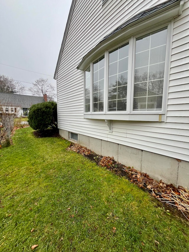 view of side of property featuring a yard